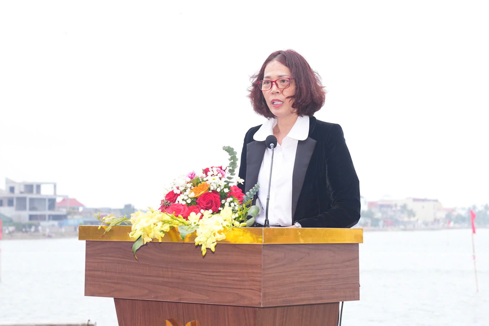 Đồng ch&iacute; Phạm Thị T&ocirc; Trang, Ph&oacute; Gi&aacute;m đốc Sở Văn h&oacute;a Thể thao v&agrave; Du lịch ph&aacute;t biểu khai mạc giải Đua thuyền.