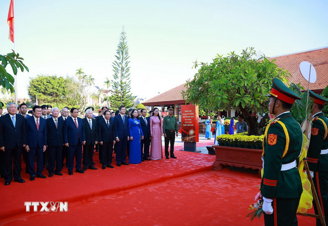 Thủ tướng Phạm Minh Chính dâng hương, dâng hoa tưởng nhớ đồng chí Phạm Văn Đồng tại Khu lưu niệm Thủ tướng Phạm Văn Đồng ở xã Mộ Đức, tỉnh Quảng Ngãi. (Ảnh: Dương Giang/TTXVN) Thủ tướng Phạm Minh Chính dâng hương, dâng hoa tưởng nhớ đồng chí Phạm Văn Đồng tại Khu lưu niệm Thủ tướng Phạm Văn Đồng ở xã Mộ Đức, tỉnh Quảng Ngãi. (Ảnh: Dương Giang/TTXVN)