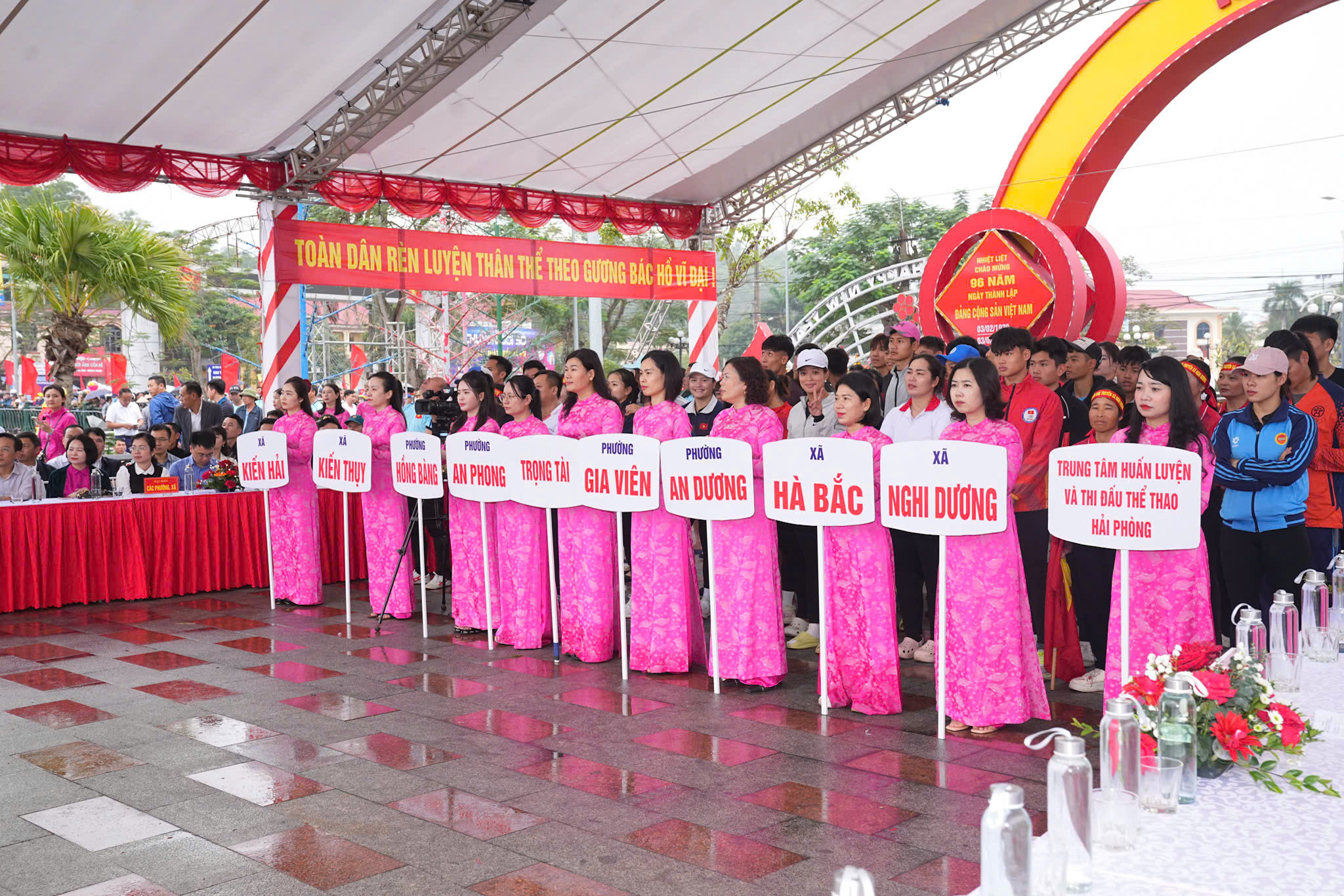 C&aacute;c đội tham gia giải Đua thuyền.