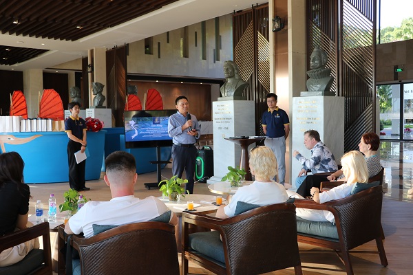 Đoan HHDL Ural- LB Nga khảo s&aacute;t v&agrave; nghe l&atilde;nh đạo Bến Du thuyền Quốc tế Ana Marina Nha Trang b&aacute;o c&aacute;o