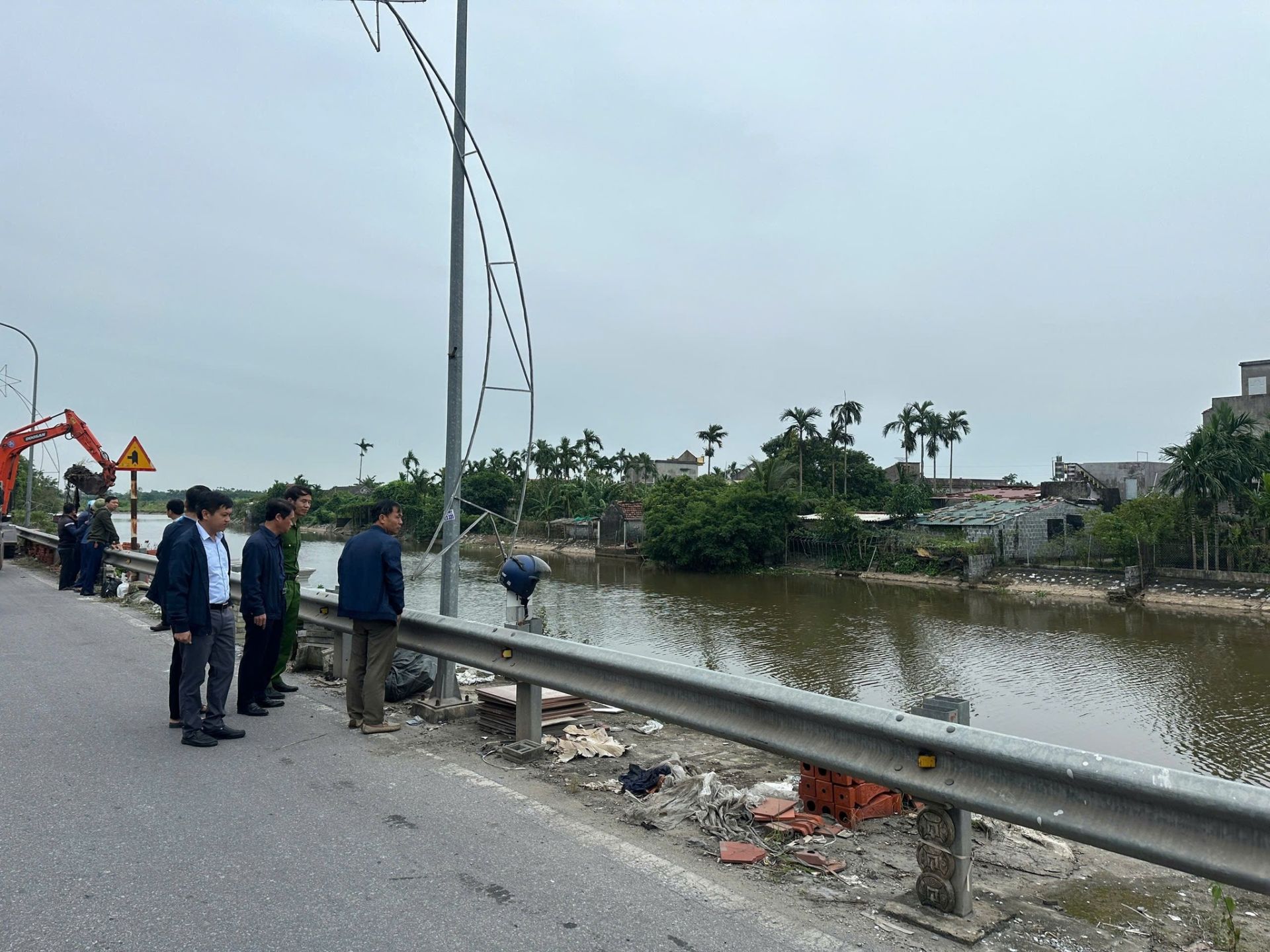 D&ugrave; c&ocirc;ng việc bận rộn, đồng ch&iacute; vẫn thường xuy&ecirc;n xuống cơ sở, nắm t&igrave;nh h&igrave;nh thực tế, kịp thời giải quyết những vấn đề ph&aacute;t sinh ngay từ ban đầu, kh&ocirc;ng để k&eacute;o d&agrave;i g&acirc;y bức x&uacute;c trong Nh&acirc;n d&acirc;n.