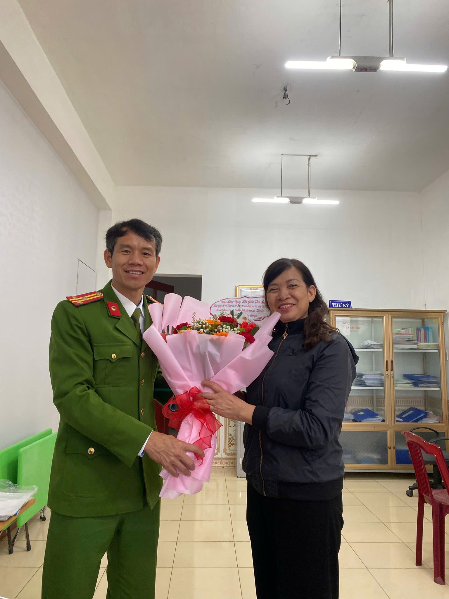 Đồng ch&iacute; được đ&aacute;nh gi&aacute; l&agrave; gần gữi với c&aacute;c cơ quan đo&agrave;n thể trong x&atilde; Hải An