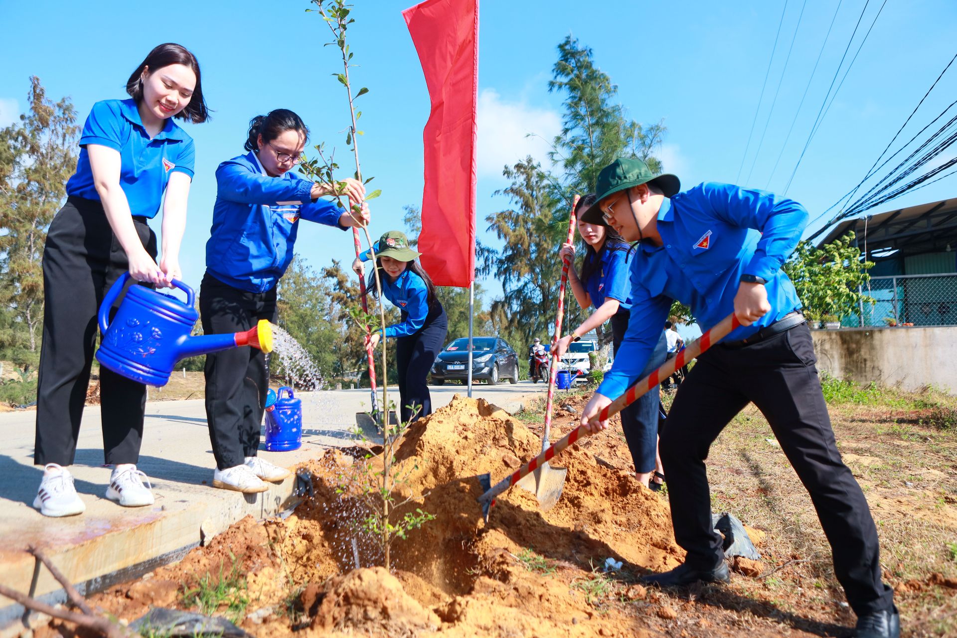 Đo&agrave;n vi&ecirc;n thanh ni&ecirc;n BSR tham gia trồng c&acirc;y tại chương tr&igrave;nh
