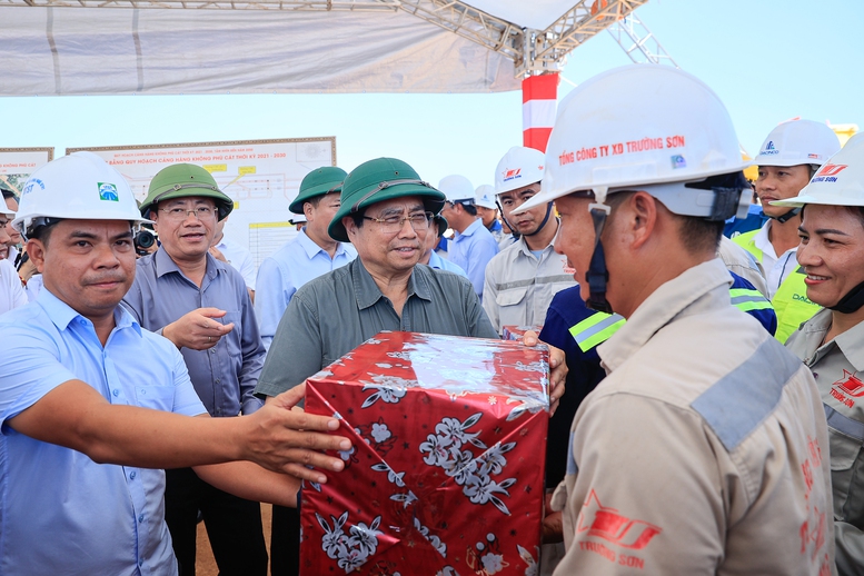 Thủ tướng tặng qu&agrave; động vi&ecirc;n người lao động tại c&ocirc;ng tr&igrave;nh Khu dừng nghỉ thuộc Dự &aacute;n th&agrave;nh phần đoạn Ch&iacute; Thạnh - V&acirc;n Phong (đoạn tr&ecirc;n địa b&agrave;n tỉnh Đắk Lắk) - Ảnh: VGP/Nhật Bắc