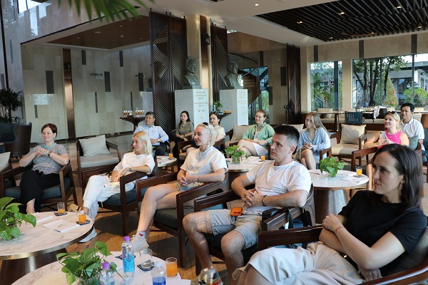 Đoan HHDL Ural- LB Nga khảo s&aacute;t v&agrave; nghe l&atilde;nh đạo Bến Du thuyền Quốc tế Ana Marina Nha Trang b&aacute;o c&aacute;o