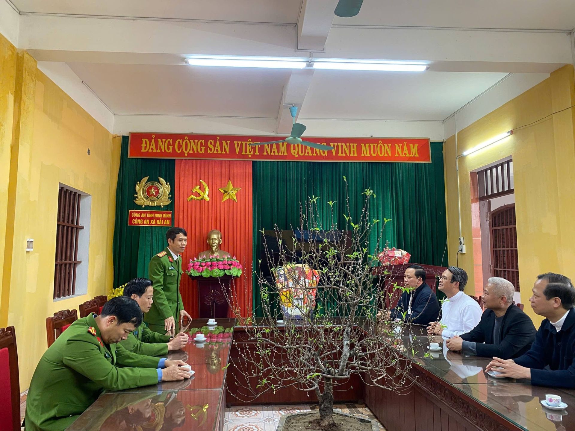 Đồng ch&iacute; lu&ocirc;n lắng nghe v&agrave; tiếp thu &yacute; kiến của nh&acirc;n d&acirc;n v&agrave; cử chi.