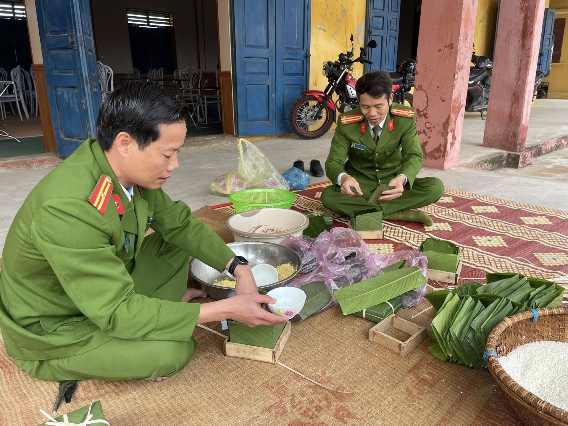 Phong tr&agrave;o g&oacute;i b&aacute;nh trưng của đồng ch&iacute; dịp tết được đơn vị hưởng ứng mạnh mẽ trong kh&ocirc;ng kh&iacute; đầm ấm đo&agrave;n kết.
