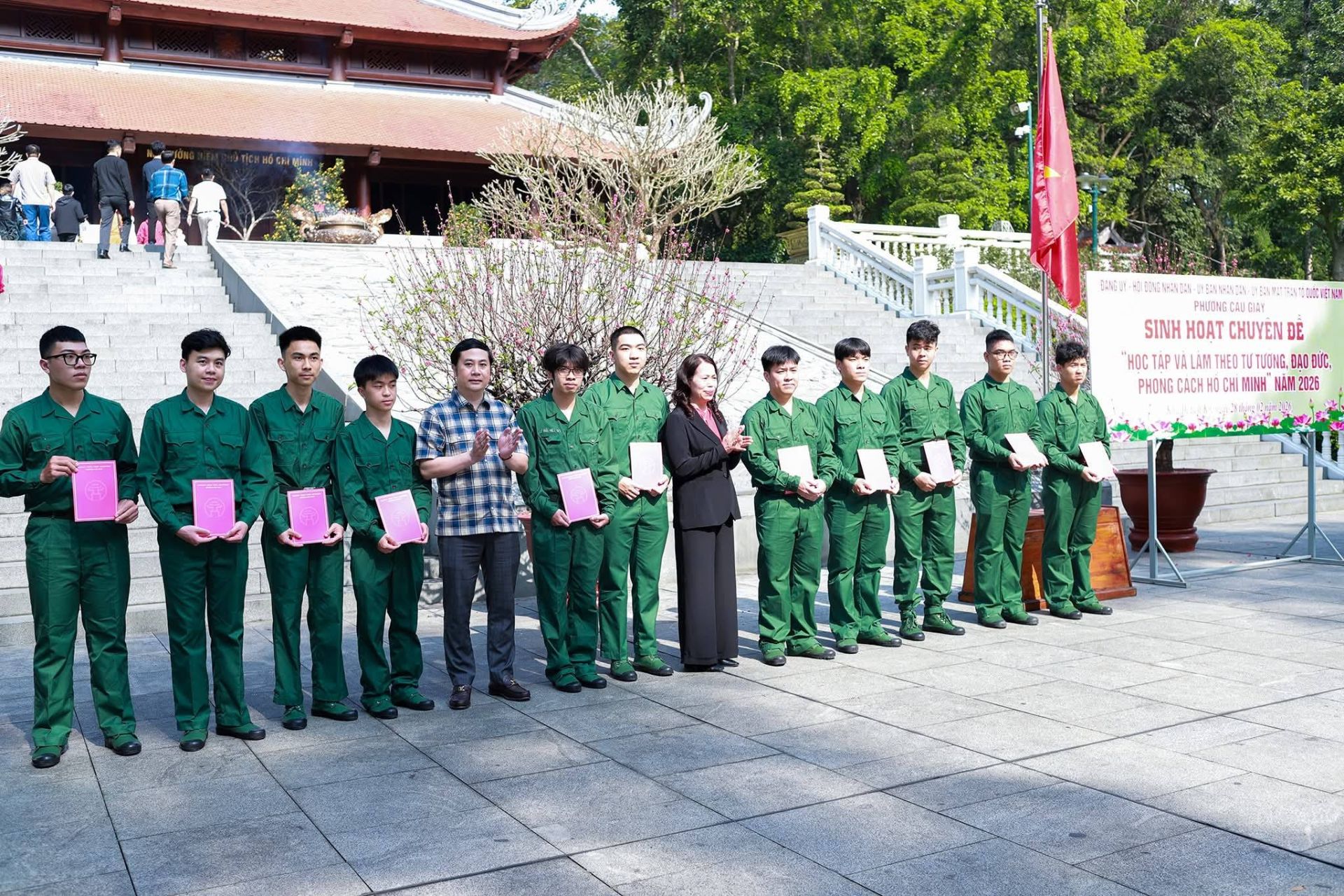 L&atilde;nh đạo phường trao qu&agrave;, động vi&ecirc;n c&aacute;c thanh ni&ecirc;n chuẩn bị l&ecirc;n đường nhập ngũ năm 2026, thể hiện niềm tin v&agrave; kỳ vọng v&agrave;o thế hệ trẻ tiếp bước truyền thống qu&ecirc; hương.