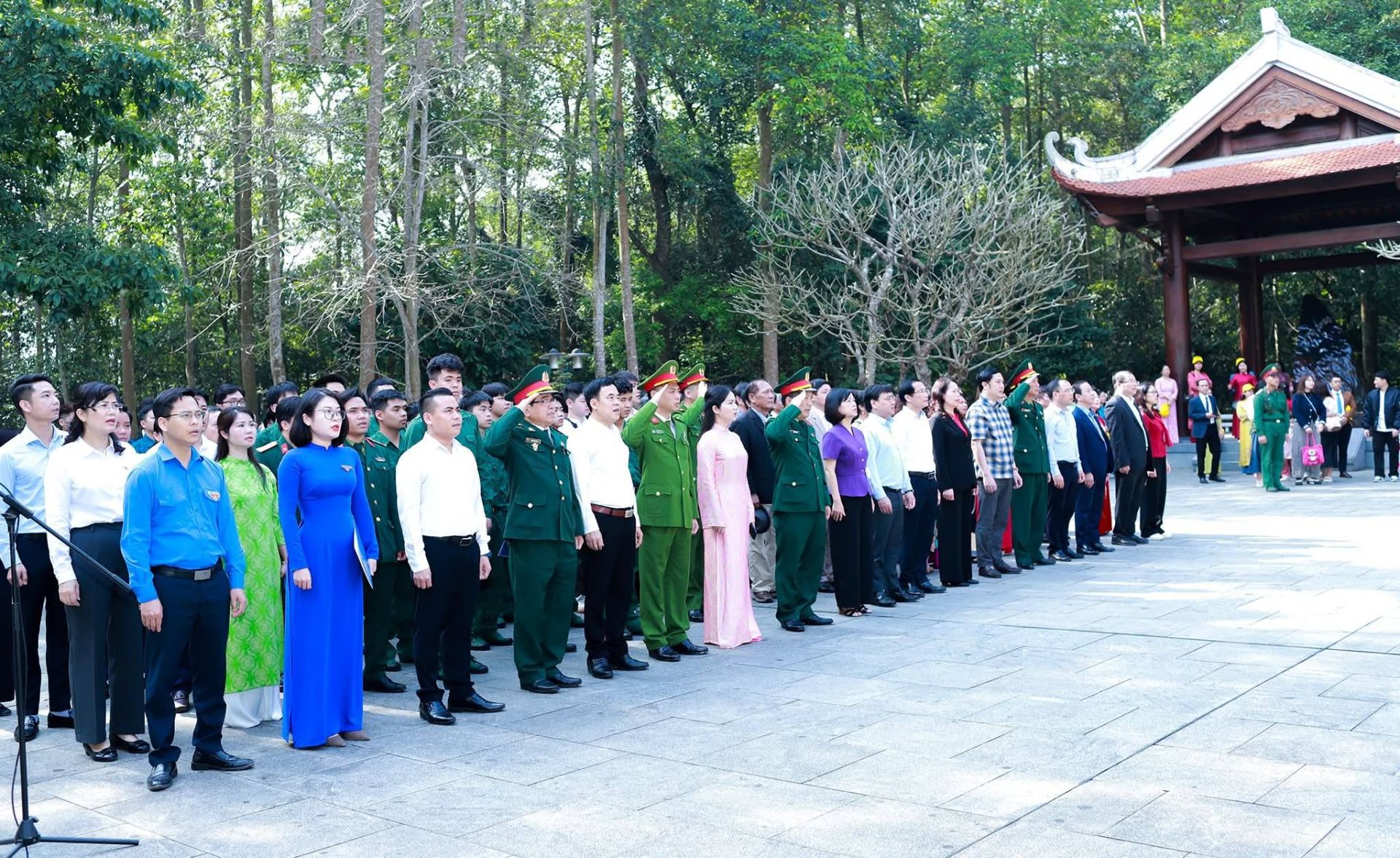 L&atilde;nh đạo phường Cầu Giấy c&ugrave;ng c&aacute;c đại biểu, t&acirc;n binh v&agrave; qu&acirc;n nh&acirc;n ho&agrave;n th&agrave;nh nghĩa vụ qu&acirc;n sự thực hiện nghi thức trang nghi&ecirc;m tại Khu di t&iacute;ch lịch sử K9 Đ&aacute; Ch&ocirc;ng (Ba V&igrave;, H&agrave; Nội).