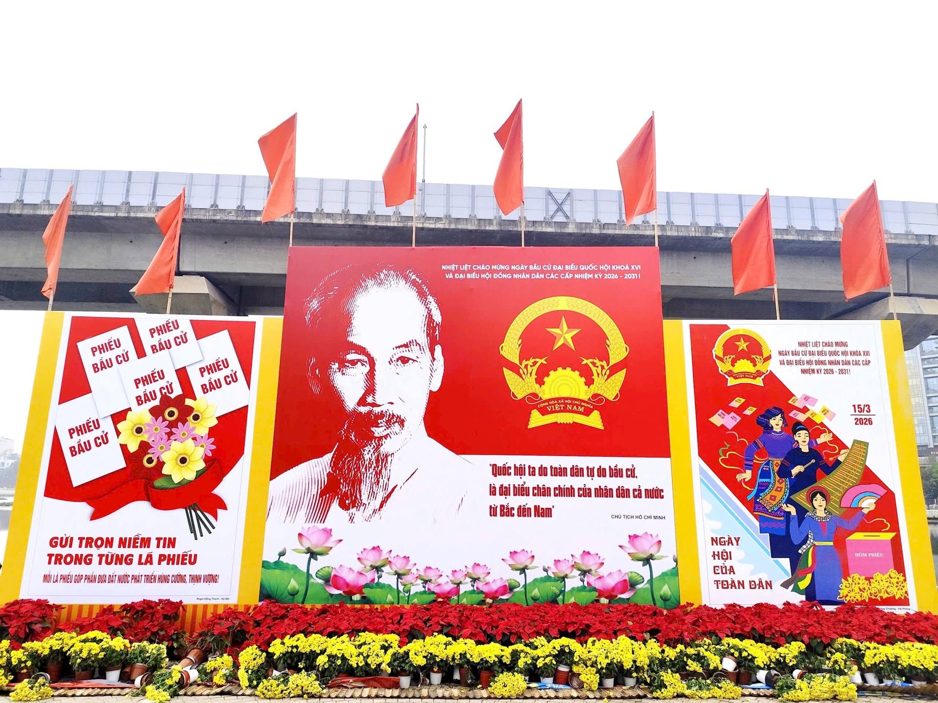 Pano, khẩu hiệu cổ động Ng&agrave;y bầu cử đại biểu Quốc hội kh&oacute;a XVI v&agrave; đại biểu Hội đồng nh&acirc;n d&acirc;n c&aacute;c cấp nhiệm kỳ 2026&ndash;2031 được trang tr&iacute; trang trọng, nổi bật tr&ecirc;n địa b&agrave;n phường, tạo kh&ocirc;ng kh&iacute; rộn r&agrave;ng hướng tới Ng&agrave;y hội to&agrave;n d&acirc;n.