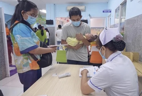 Trẻ được thăm kh&aacute;m sức khỏe trước khi ti&ecirc;m chủng.