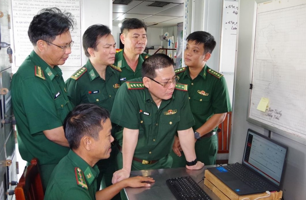 Đo&agrave;n c&ocirc;ng t&aacute;c kiểm tra thực tiễn tại đơn vị. Ảnh: