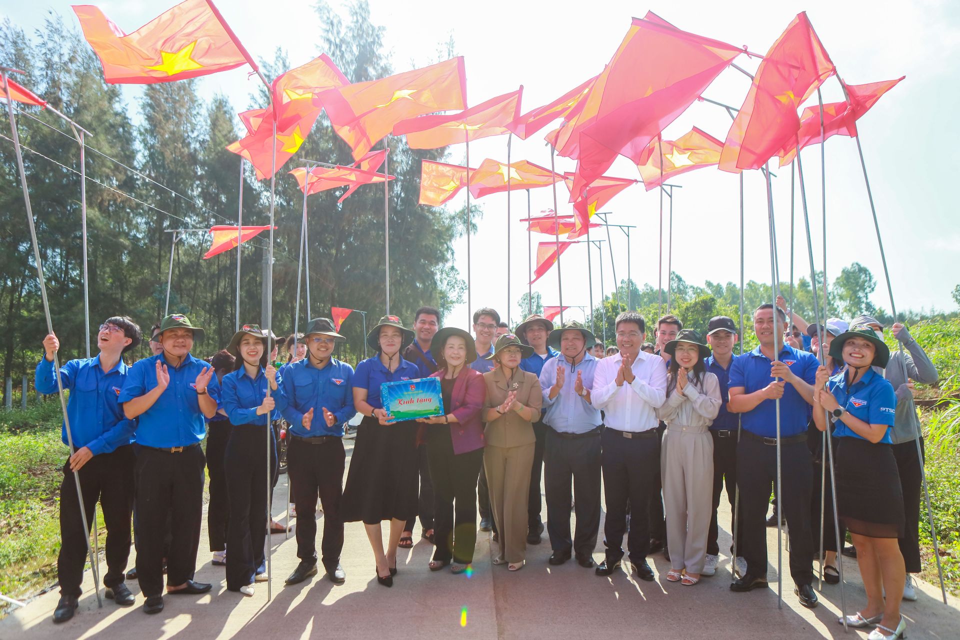 C&aacute;c đại biểu thực hiện c&ocirc;ng tr&igrave;nh thanh ni&ecirc;n &ldquo;Tuyến đường cờ thanh ni&ecirc;n&rdquo;