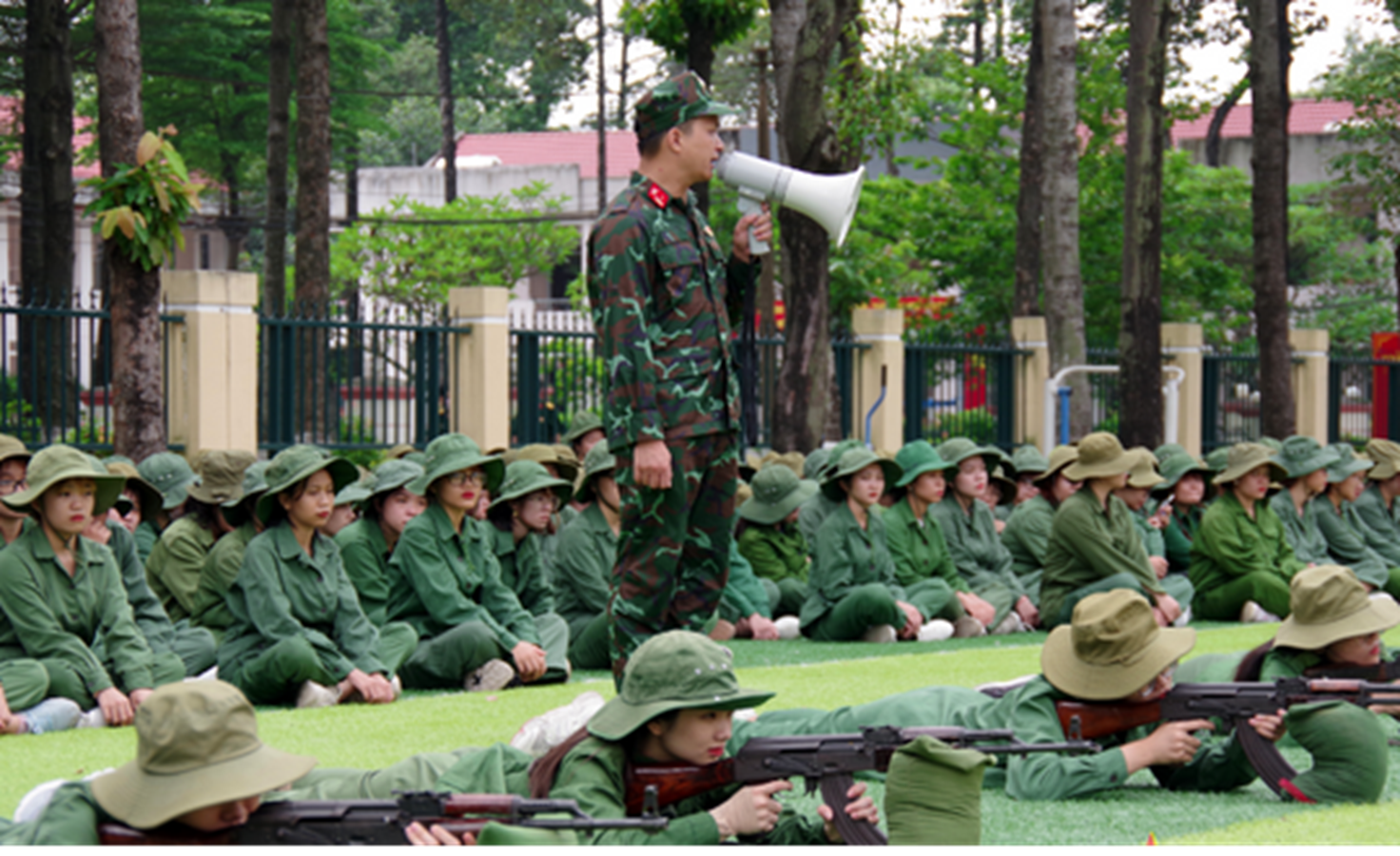 Ch&iacute;nh s&aacute;ch miễn học ph&iacute; m&ocirc;n Gi&aacute;o dục quốc ph&ograve;ng v&agrave; an ninh đang nhận được sự quan t&acirc;m lớn của sinh vi&ecirc;n v&agrave; c&aacute;c cơ sở đ&agrave;o tạo, đặc biệt sau khi quy định mới ch&iacute;nh thức c&oacute; hiệu lực từ đầu năm 2026