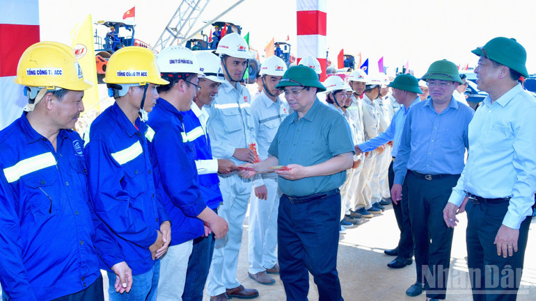 Thủ tướng Phạm Minh Chính đi kiểm tra các dự án giao thông trọng điểm khu vực miền Trung