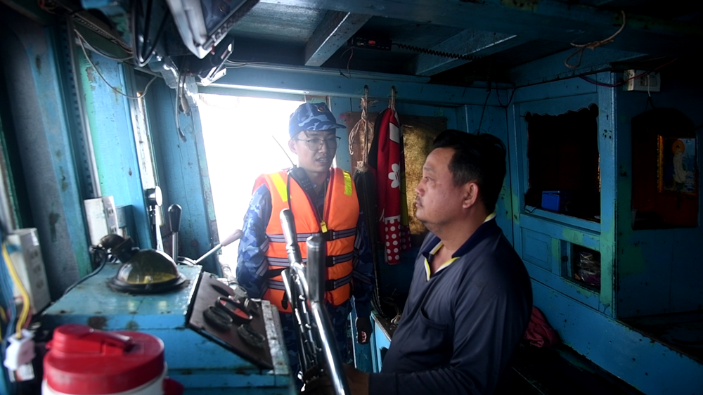 Bộ Tư lệnh Vùng Cảnh sát biển 4 bắt giữ tàu cá có dấu hiệu vi phạm IUU