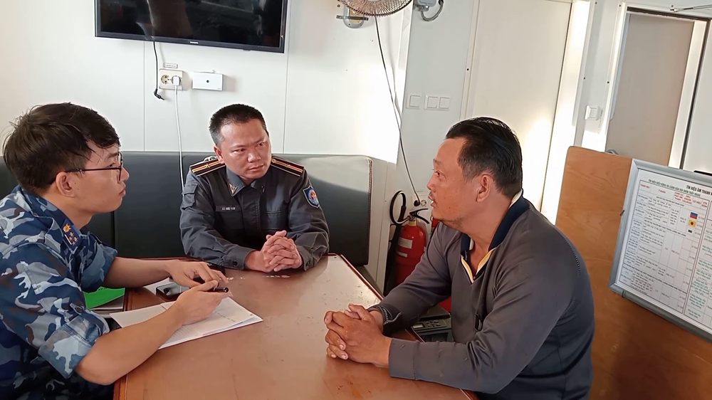 : Lực lượng chức năng Bộ Tư lệnh Vùng Cảnh sát biển 4 làm việc với thuyền trưởng tàu cá KG 92574-TS : Lực lượng chức năng Bộ Tư lệnh Vùng Cảnh sát biển 4 làm việc với thuyền trưởng tàu cá KG 92574-TS