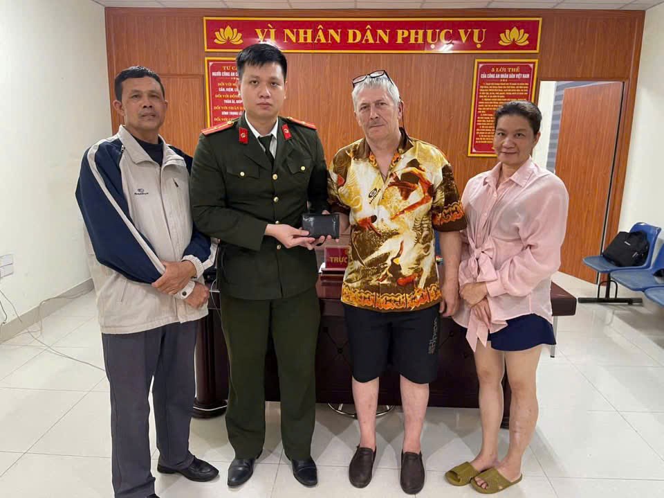 Công an Đặc khu Cát Hải kịp thời hỗ trợ du khách Pháp nhận lại tài sản bị đánh rơi