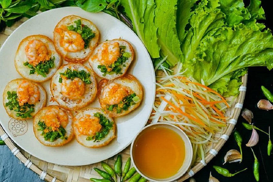 B&aacute;nh căn mang vị thơm lừng của bột gạo nướng, gi&ograve;n xốp v&agrave; ấm n&oacute;ng.