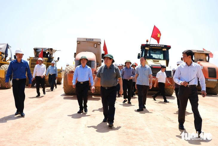 Thủ tướng Phạm Minh Ch&iacute;nh v&agrave; l&atilde;nh đạo tỉnh Gia Lai thị s&aacute;t c&ocirc;ng trường đường băng số 2 s&acirc;n bay Ph&ugrave; C&aacute;t - Ảnh: TẤN LỰC