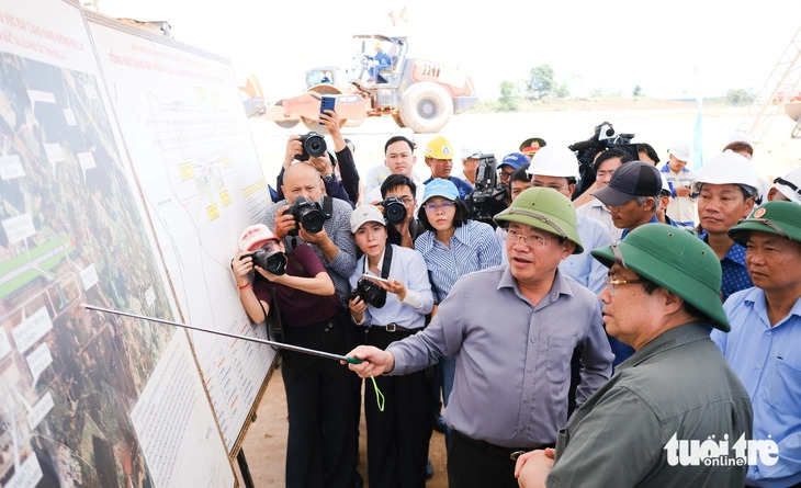 Chủ tịch UBND tỉnh Gia Lai Phạm Anh Tuấn tr&igrave;nh b&agrave;y với Thủ tướng Phạm Minh Ch&iacute;nh về dự &aacute;n x&acirc;y dựng đường băng số 2 s&acirc;n bay Ph&ugrave; C&aacute;t - Ảnh: TẤN LỰC