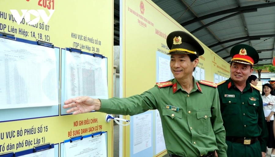 Các lực lượng chức năng kiểm tra công tác niêm yết công khai danh sách cử tri Các lực lượng chức năng kiểm tra công tác niêm yết công khai danh sách cử tri