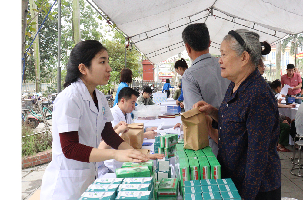 Cấp thuốc miễn ph&iacute; cho người bệnh.