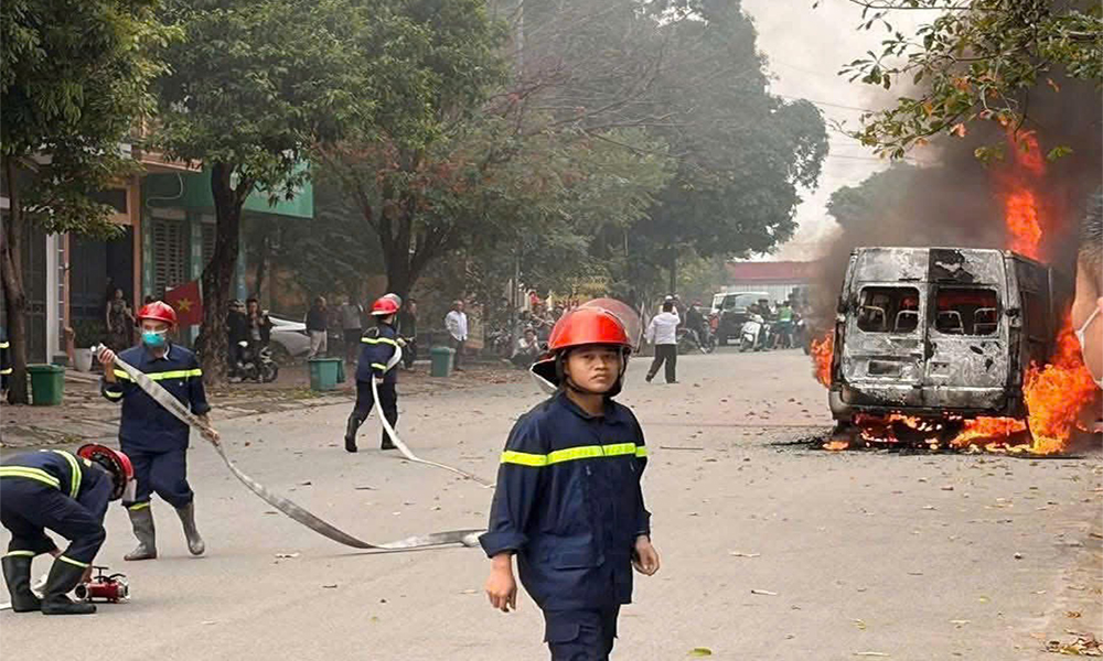 lực lượng chức năng khẩn trương đến hiện trường tổ chức dập lửa.