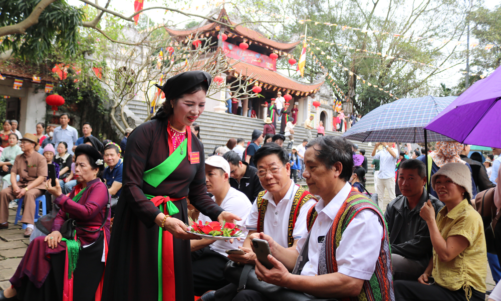 Chị hai quan họ mời trầu du kh&aacute;ch.