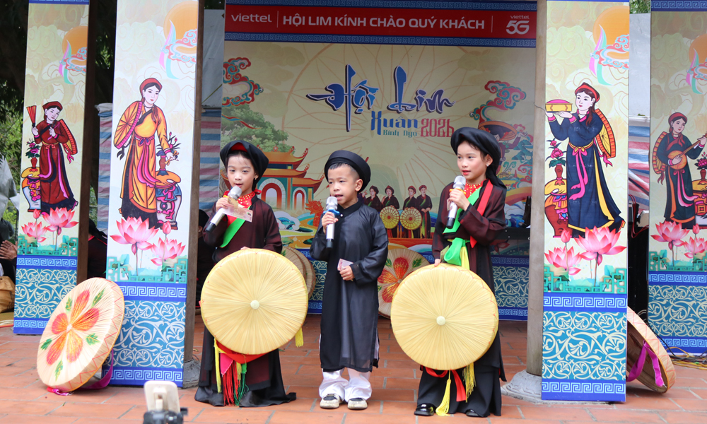 Bắc Ninh: Hàng vạn người chen chân trẩy hội vùng Lim