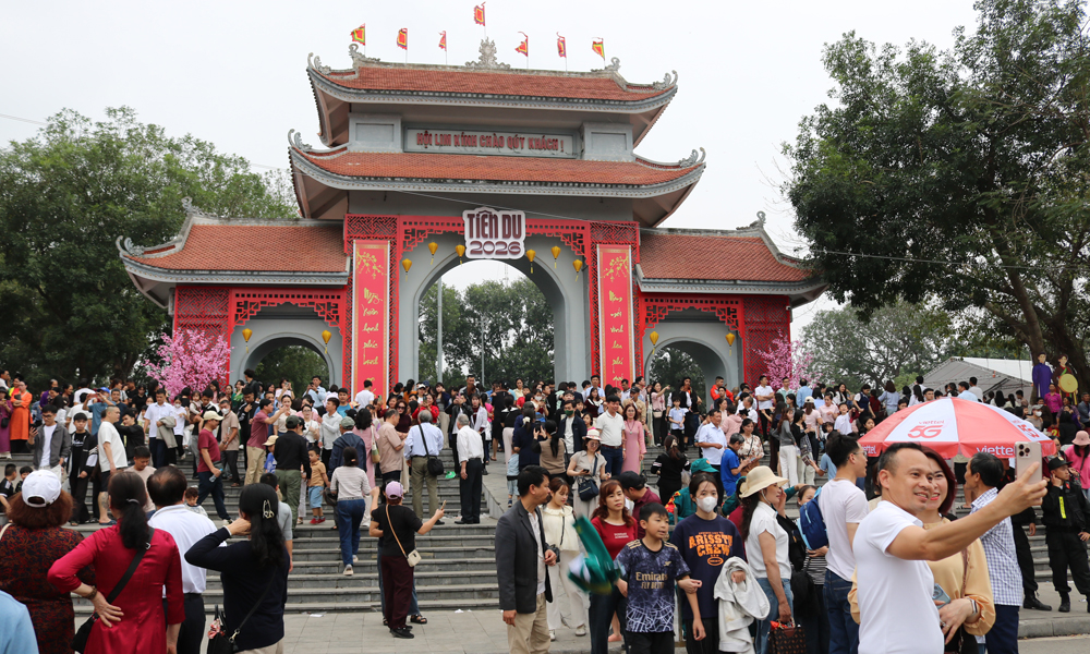 Cổng v&agrave;o trung t&acirc;m đồi Lim.