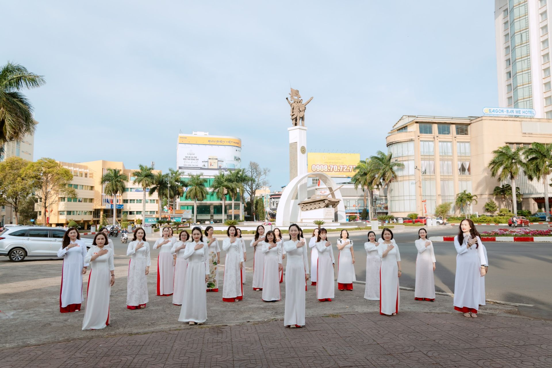 Phụ nữ Đắk Lắk phát động “Tuần lễ Áo dài” và đồng diễn dân vũ