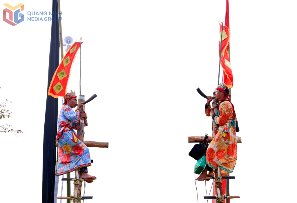 Nghi lễ leo dao thể hiện kh&aacute;t vọng vượt qua thử th&aacute;ch, đ&oacute;n nhận điều tốt l&agrave;nh, đồng thời b&agrave;y tỏ l&ograve;ng th&agrave;nh v&agrave; niềm tin được thần linh che chở