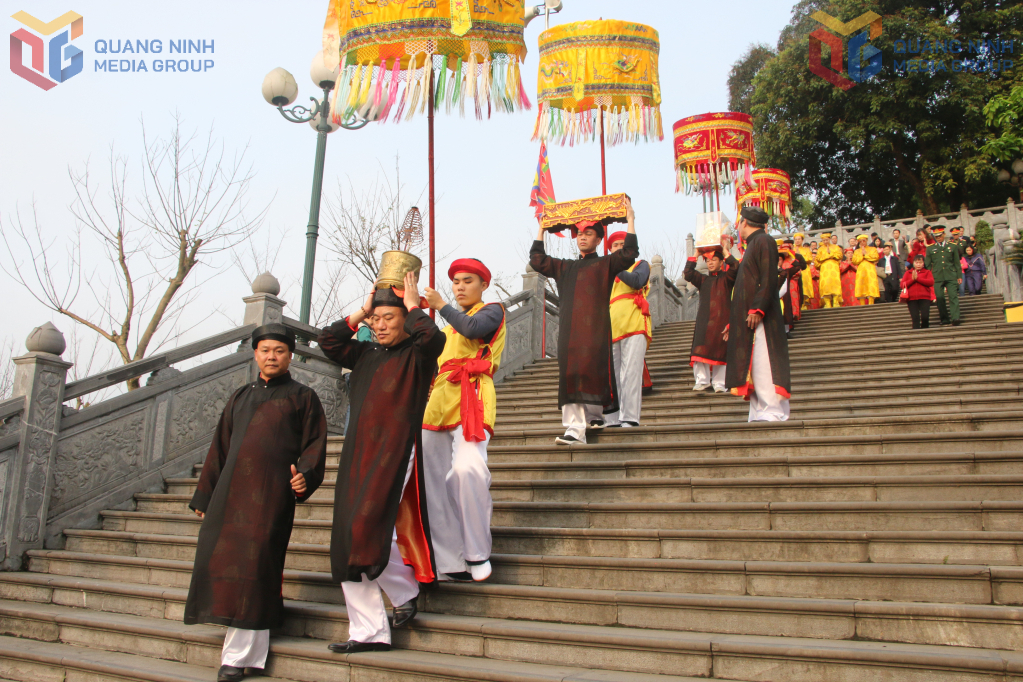 Nghi lễ rước kiệu Đức &Ocirc;ng v&agrave; c&aacute;c nh&acirc;n thần vi h&agrave;nh tại Lễ hội Đền Cửa &Ocirc;ng 2025