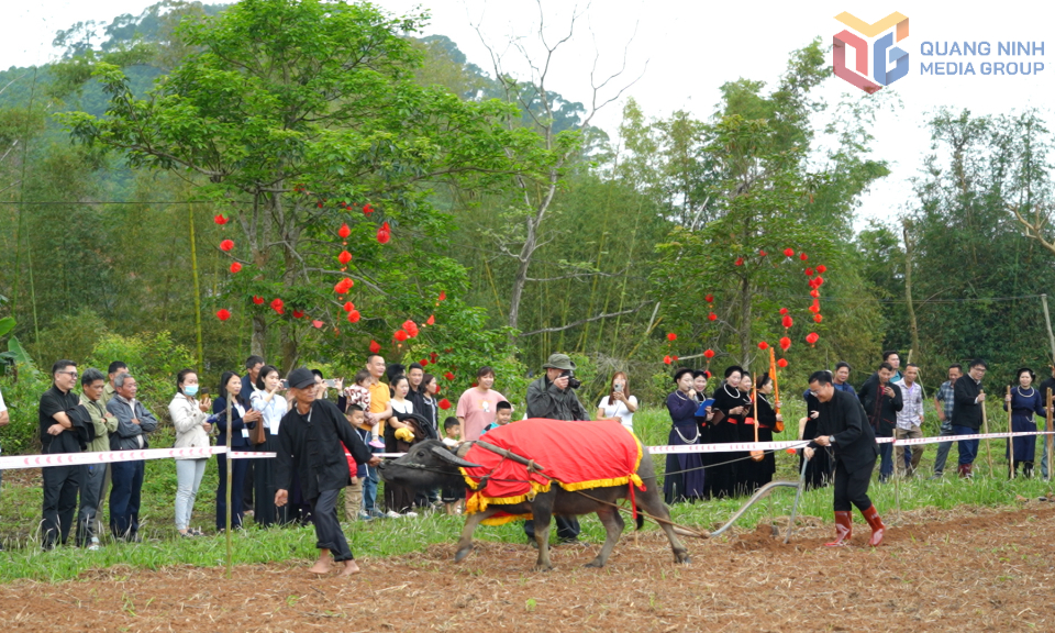 T&aacute;i hiện lễ Lồng tồng (xuống đồng) để cầu cho m&ugrave;a m&agrave;ng bội thu của đồng b&agrave;o T&agrave;y