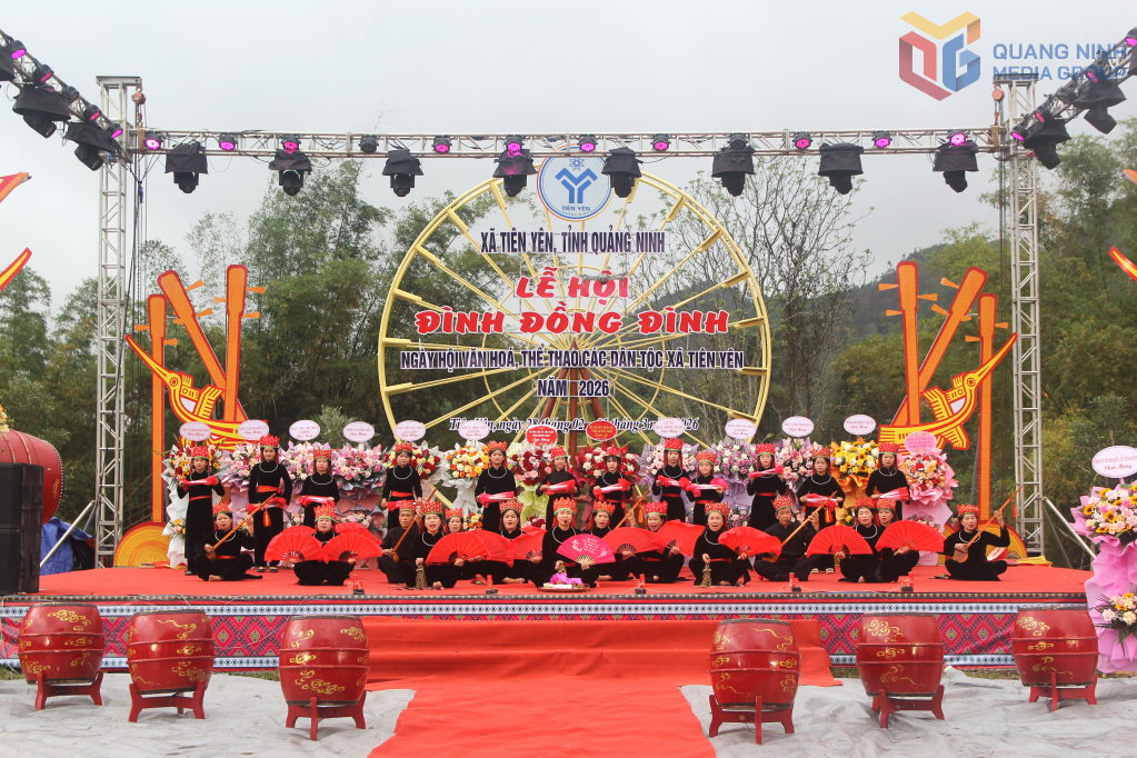 Tiết mục Then cổ do c&aacute;c th&agrave;nh vi&ecirc;n CLB Then x&atilde; Ti&ecirc;n Y&ecirc;n biểu diễn