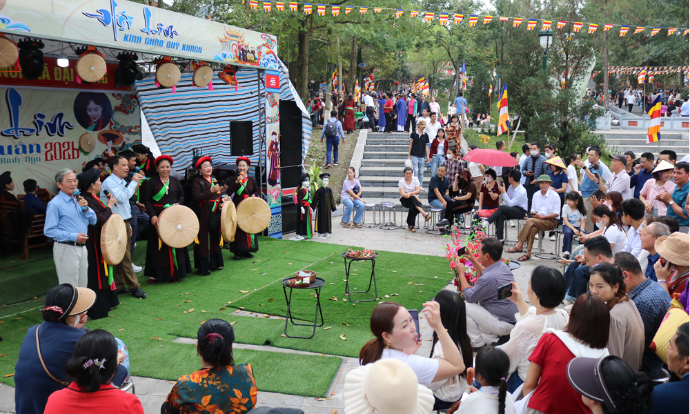 C&aacute;c du kh&aacute;ch giao lưu quan họ c&ugrave;ng c&aacute;c chị hai.