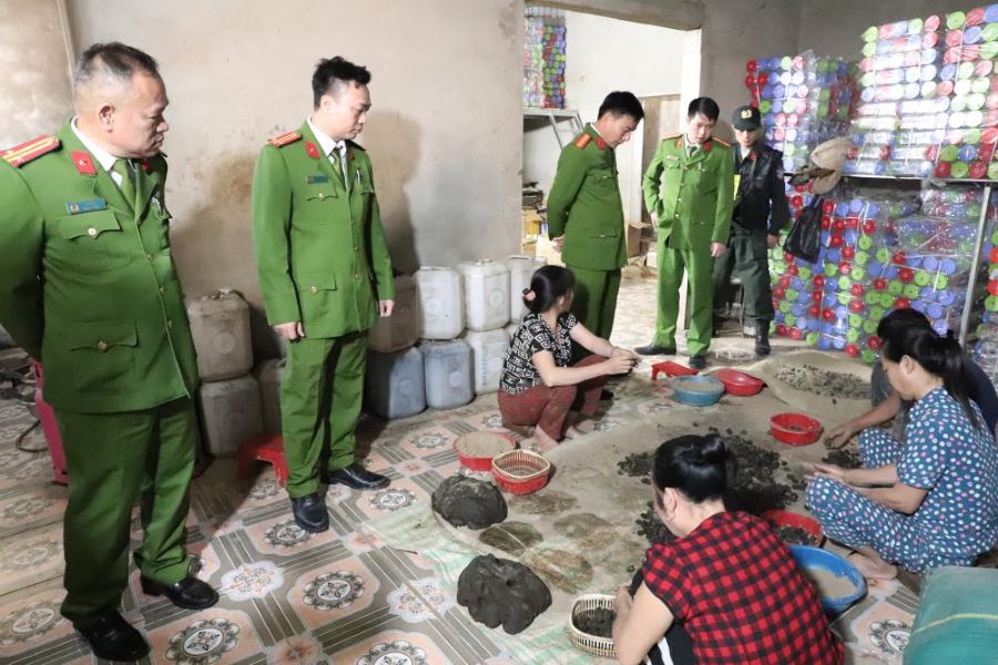 Ph&ograve;ng Cảnh s&aacute;t điều tra tội phạm về tham nhũng, kinh tế, bu&ocirc;n lậu, m&ocirc;i trường C&ocirc;ng an H&agrave; Tĩnh triệt ph&aacute; th&agrave;nh c&ocirc;ng chuy&ecirc;n &aacute;n &ldquo;Sản xuất, bu&ocirc;n b&aacute;n thuốc đ&ocirc;ng y cổ truyền giả&rdquo;.