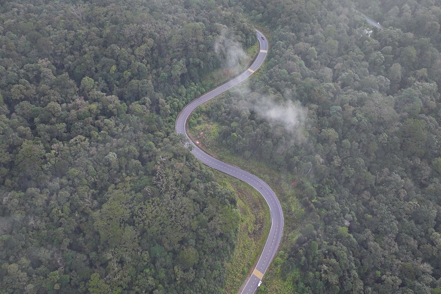 H&agrave;nh kh&aacute;ch c&oacute; thể lựa chọn tới Cảng h&agrave;ng kh&ocirc;ng quốc tế Cam Ranh (Kh&aacute;nh H&ograve;a), c&aacute;ch Đ&agrave; Lạt khoảng 160 km. Từ đ&acirc;y, h&agrave;nh kh&aacute;ch di chuyển bằng &ocirc; t&ocirc; qua Quốc lộ 27C, thời gian khoảng 3,5 - 4 giờ để đến Đ&agrave; Lạt.