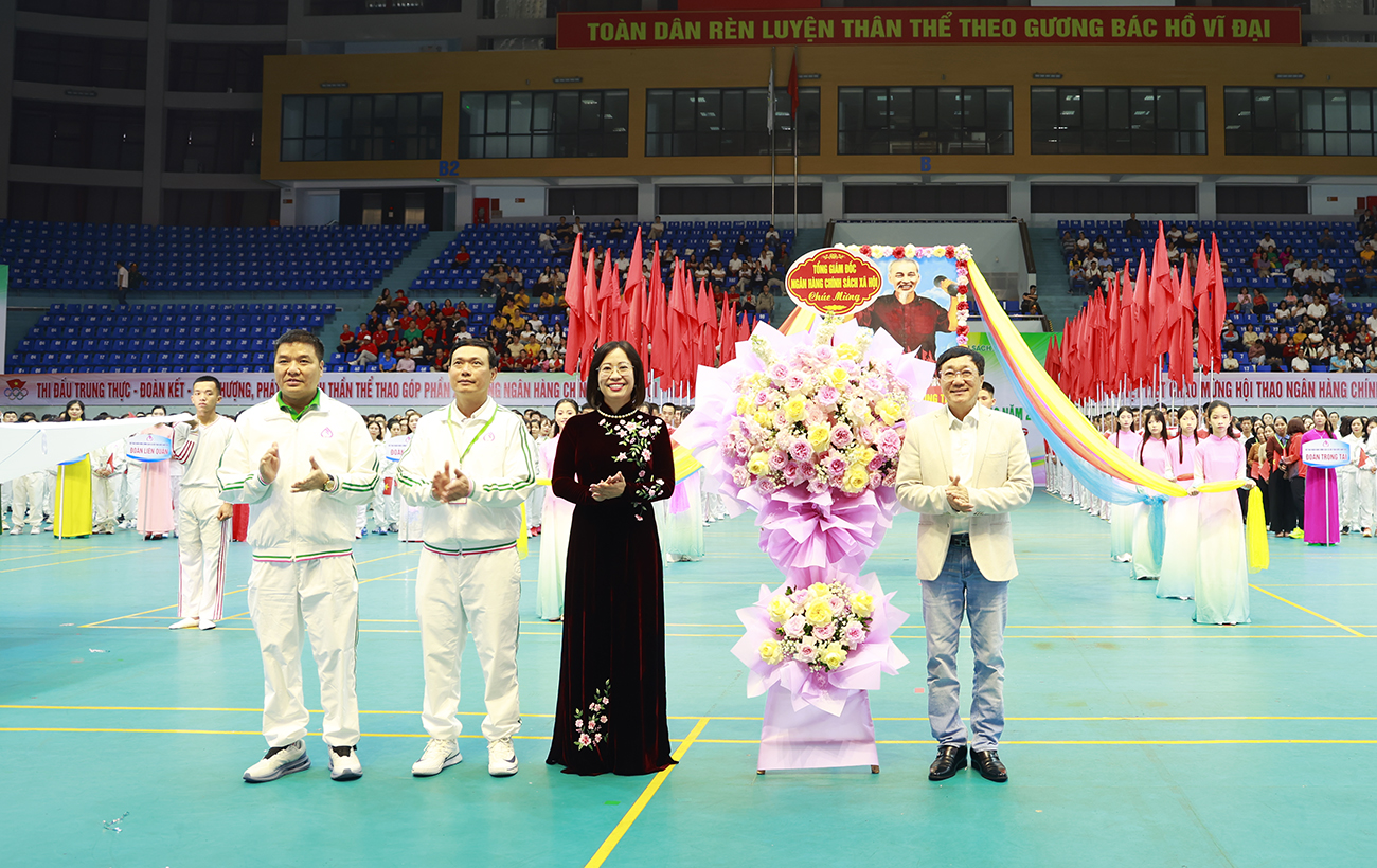 Đồng ch&iacute; Dương Quyết Thắng, Tổng Gi&aacute;m đốc Ng&acirc;n h&agrave;ng Ch&iacute;nh s&aacute;ch x&atilde; hội tặng hoa ch&uacute;c mừng Hội thao.
