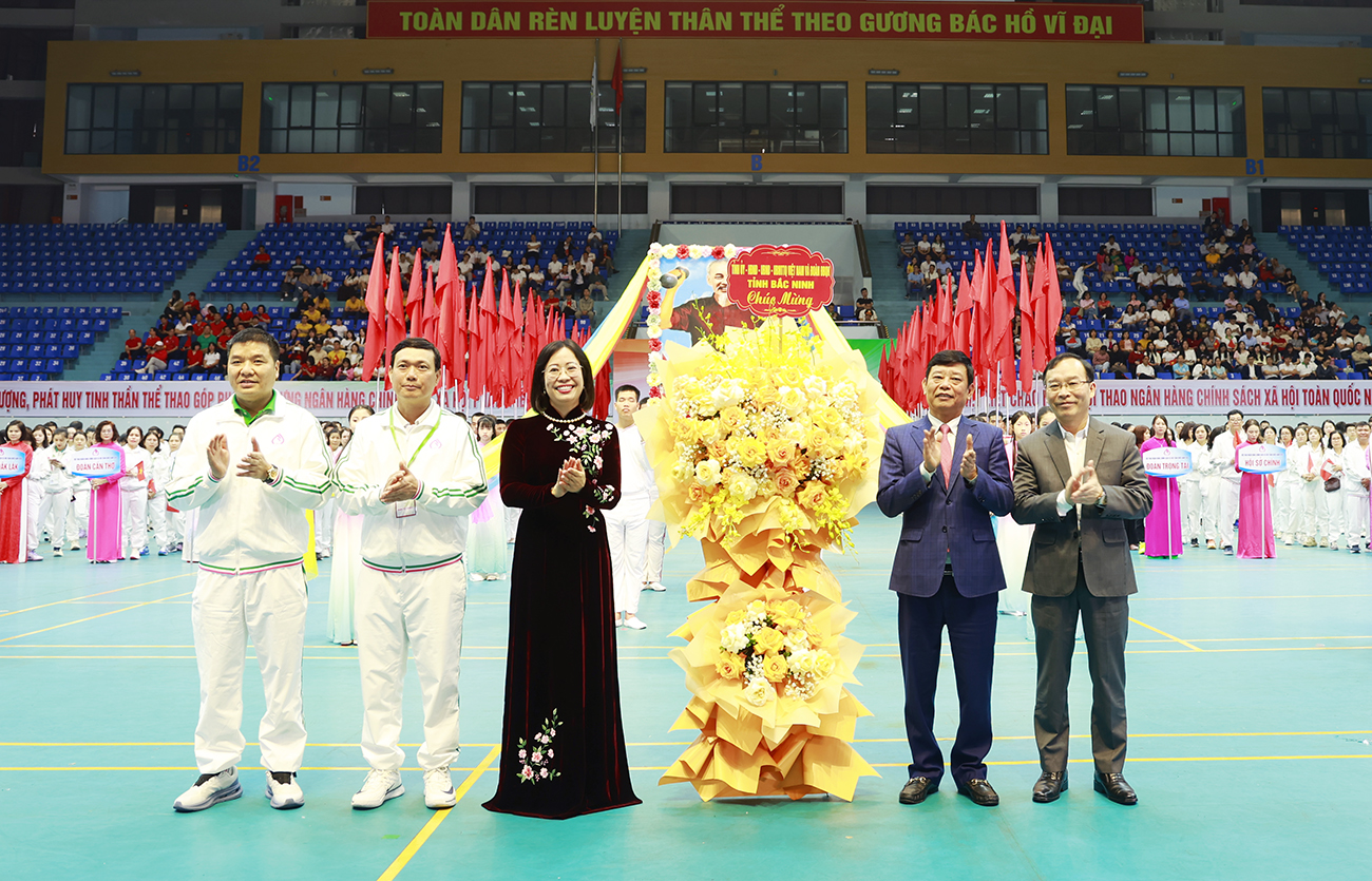 C&aacute;c đồng ch&iacute; Ng&ocirc; T&acirc;n Phượng, Ph&oacute; Chủ tịch UBND tỉnh Bắc Ninh; Trần Văn Tuấn, Ph&oacute; Trưởng đo&agrave;n chuy&ecirc;n tr&aacute;ch Đo&agrave;n Đại biểu Quốc hội tỉnh Bắc Ninh tặng hoa ch&uacute;c mừng Hội thao