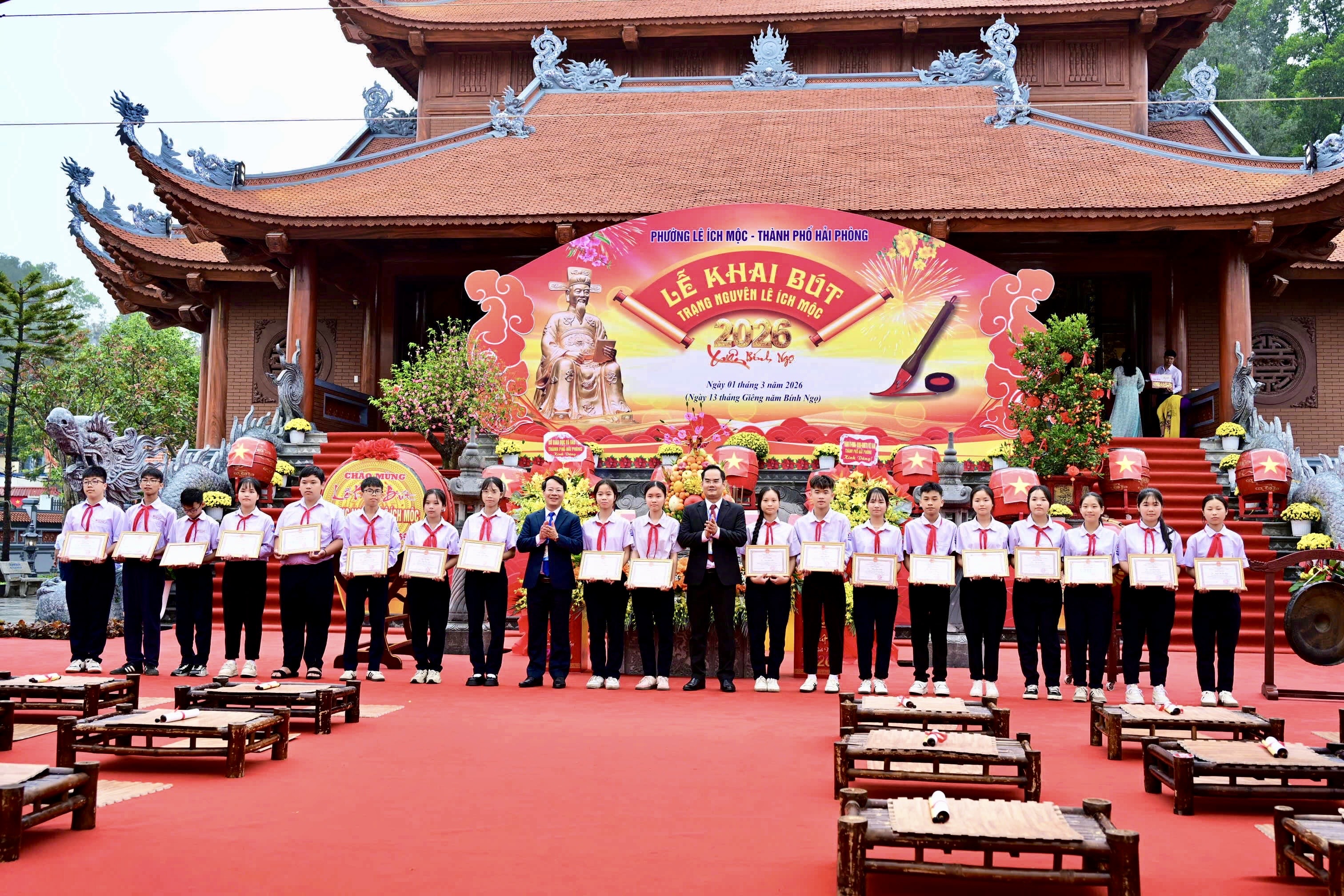 L&atilde;nh đaọ phường L&ecirc; &Iacute;ch Mộc biểu dương v&agrave; trao thưởng cho c&aacute;c gi&aacute;o vi&ecirc;n, học sinh c&oacute; th&agrave;nh t&iacute;ch xuất sắc trong c&aacute;c kỳ thi học sinh giỏi c&aacute;c cấp năm học 2025 &ndash; 2026.