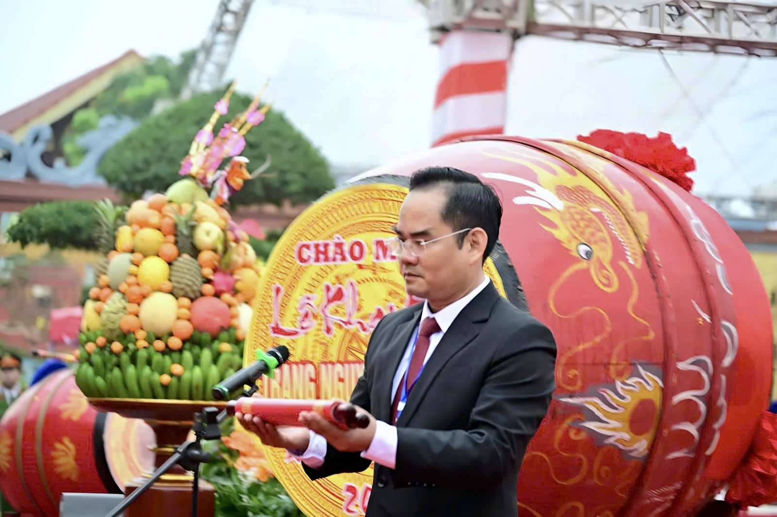 Đồng ch&iacute; Trịnh Quang Trường, B&iacute; thư Đảng ủy - Chủ tịch HĐND phường L&ecirc; &Iacute;ch Mộc thực hiện nghi lễ.