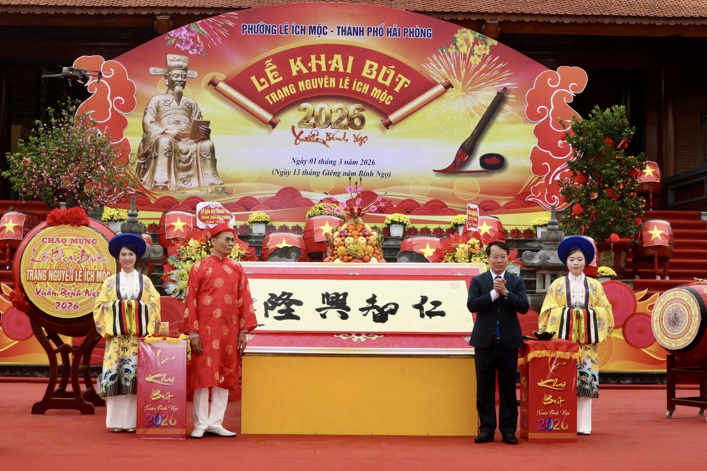 Nh&agrave; thư ph&aacute;p L&ecirc; Anh Ch&acirc;u khai b&uacute;t bức đại tự: &ldquo;Nh&acirc;n tr&iacute; hưng long&rdquo;.