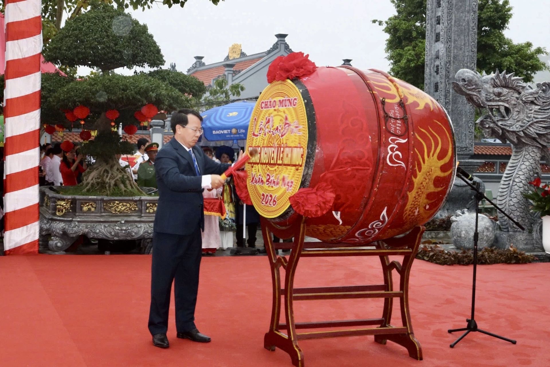 Đồng ch&iacute; Nguyễn Quang Vinh, Ph&oacute; B&iacute; thư Đảng ủy - Chủ tịch UBND phường L&ecirc; &iacute;ch Mộc đ&aacute;nh trống khai b&uacute;t.