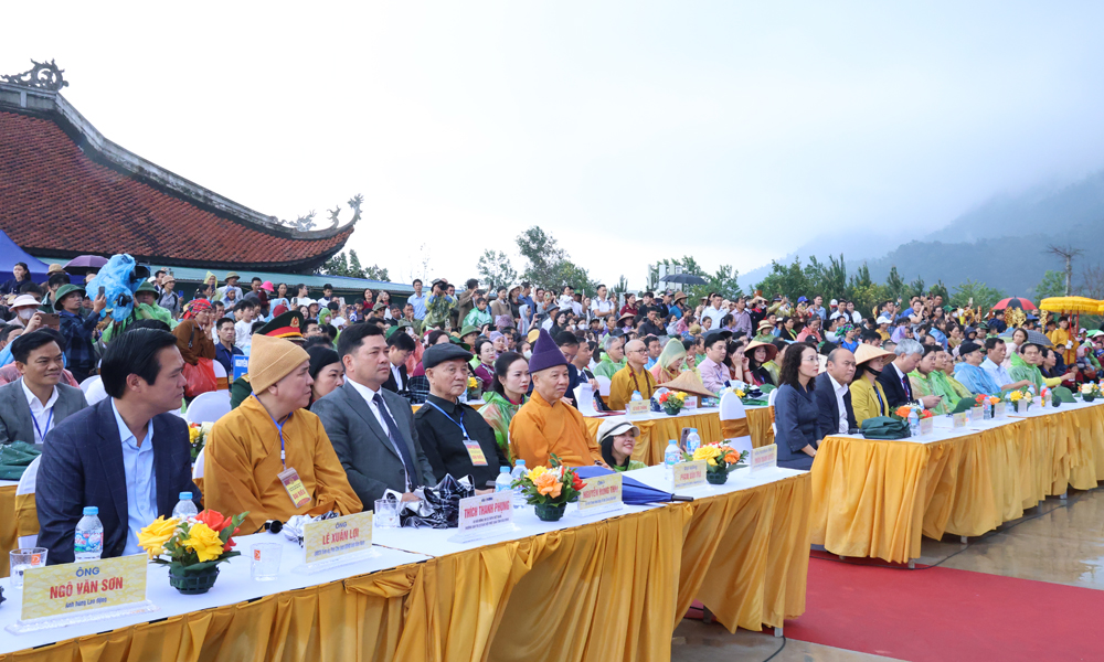 Các đại biểu dự lễ khai hội Tây Yên Tử Các đại biểu dự lễ khai hội Tây Yên Tử