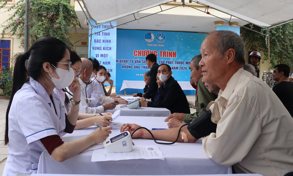 C&aacute;c thầy thuốc trẻ kh&aacute;m sức khỏe cho đối tượng ch&iacute;nh s&aacute;ch x&atilde; Gia B&igrave;nh.