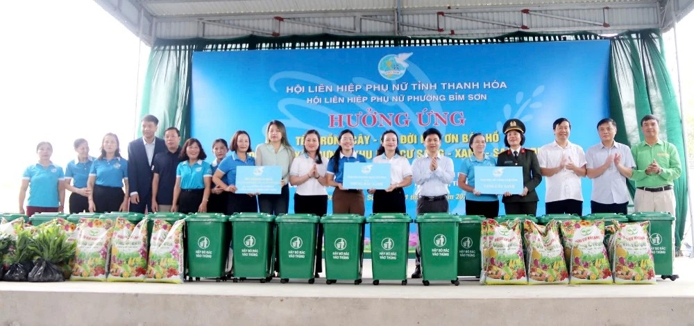 Lãnh đạo Hội LHPN tỉnh, đơn vị đồng hành và lãnh đạo phường Bỉm Sơn tặng cây xanh, thùng đựng rác và phân bón cho phụ nữ phường Bỉm Sơn. Lãnh đạo Hội LHPN tỉnh, đơn vị đồng hành và lãnh đạo phường Bỉm Sơn tặng cây xanh, thùng đựng rác và phân bón cho phụ nữ phường Bỉm Sơn.
