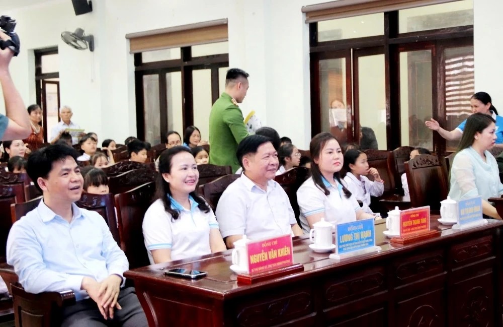 Lãnh đạo Hội LHPN tỉnh và lãnh đạo phường Bỉm Sơn dự hội nghị. Lãnh đạo Hội LHPN tỉnh và lãnh đạo phường Bỉm Sơn dự hội nghị.