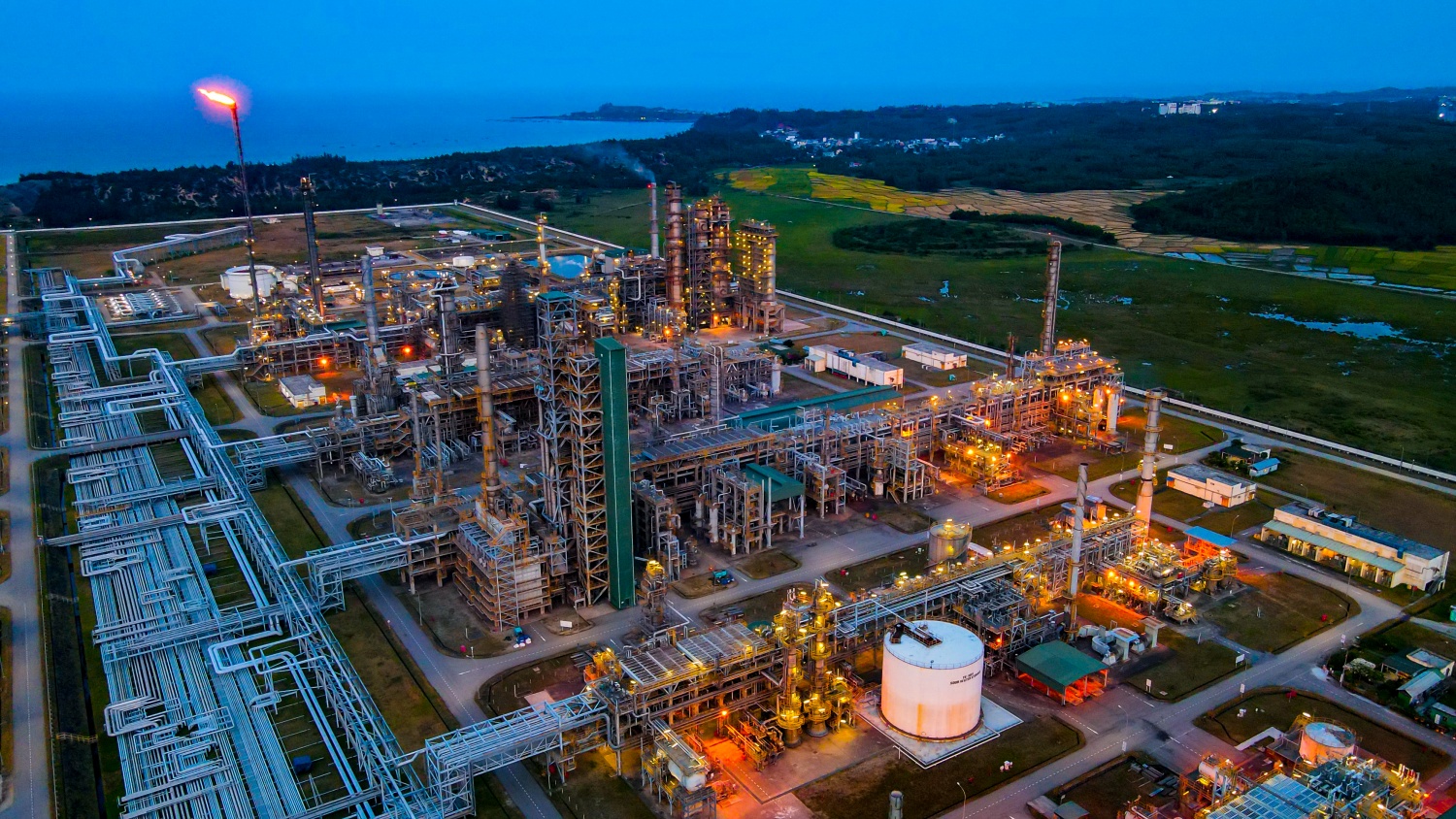 NMLD Dung Quất thuộc BSR (đơn vị th&agrave;nh vi&ecirc;n của Petrovietnam), đ&oacute;ng vai tr&ograve; quan trọng trong việc sản xuất, chế biến c&aacute;c d&ograve;ng nhi&ecirc;n liệu như xăng, dầu. Nh&agrave; m&aacute;y kh&ocirc;ng chỉ đ&oacute;ng vai tr&ograve; cung ứng hơn 30% nguồn cung xăng dầu trong nước m&agrave; c&ograve;n g&oacute;p phần đảm bảo an ninh năng lượng quốc gia